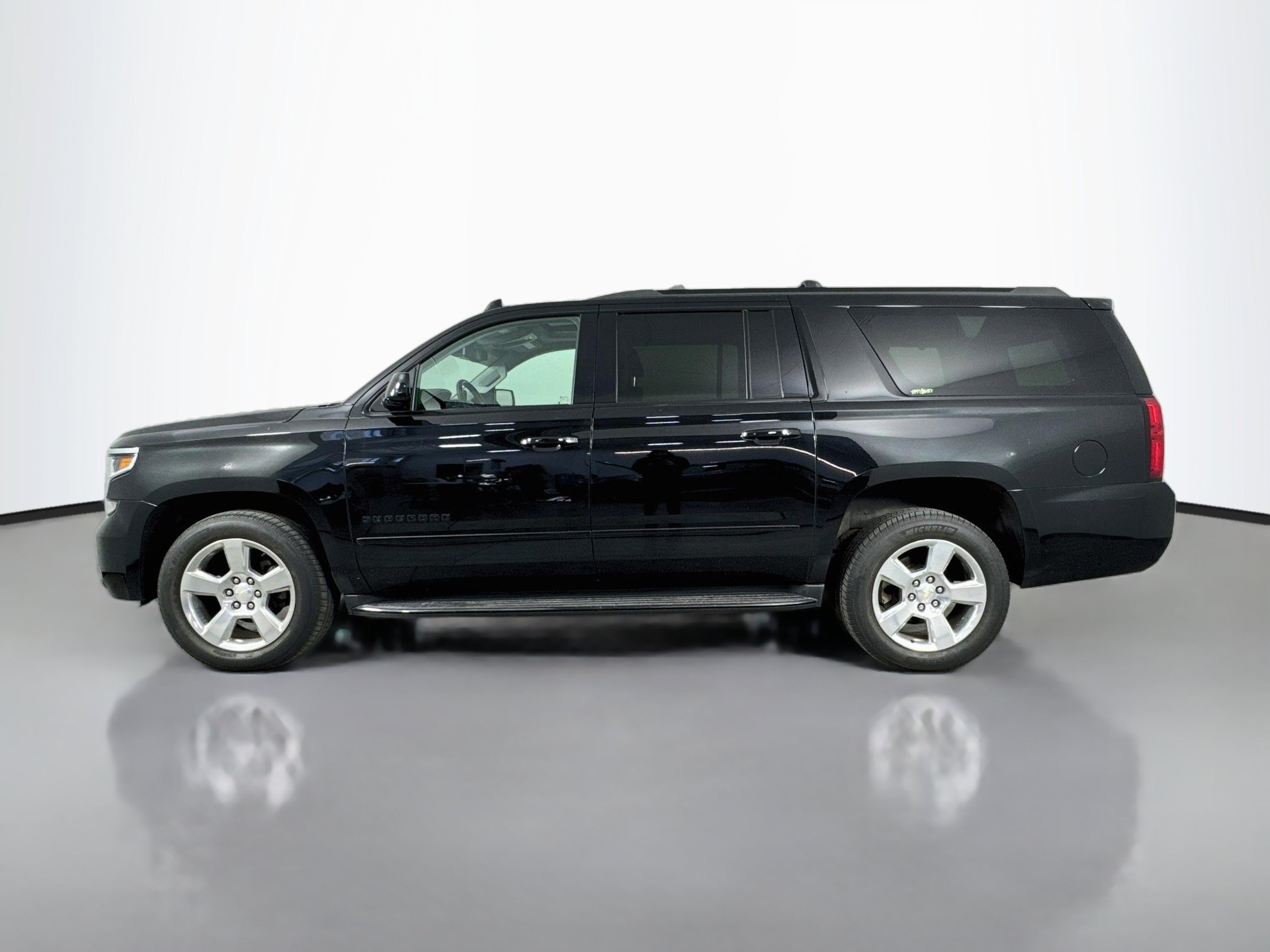 Used 2018 Chevrolet Suburban Premier w/ RST Edition AWD/4WD image 4