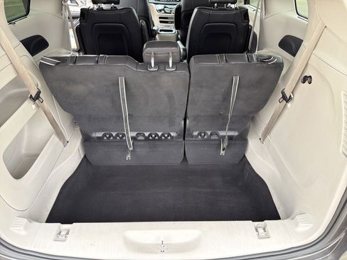 Used 2022 Chrysler Pacifica Touring-L image 32