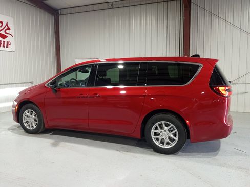 New 2026 Chrysler Pacifica Select image 2
