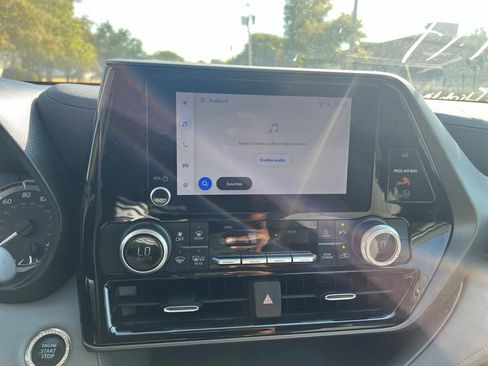 Used 2023 Toyota Highlander L FWD image 6