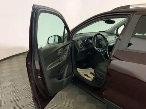 Used 2022 Chevrolet Trax LT w/ LT Convenience Package image 11