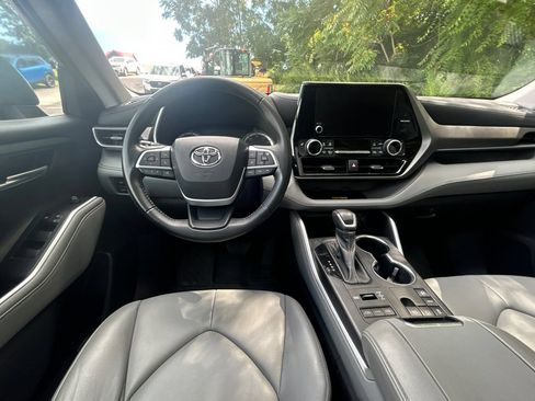 Used 2023 Toyota Highlander XLE AWD/4WD image 14