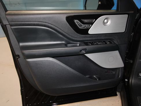 Used 2026 Lincoln Aviator Reserve AWD/4WD image 5