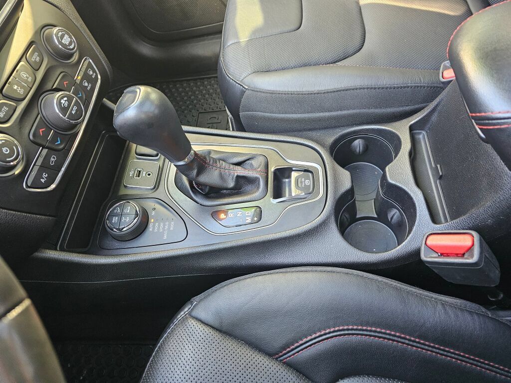 Used 2019 Jeep Cherokee Trailhawk AWD/4WD image 27