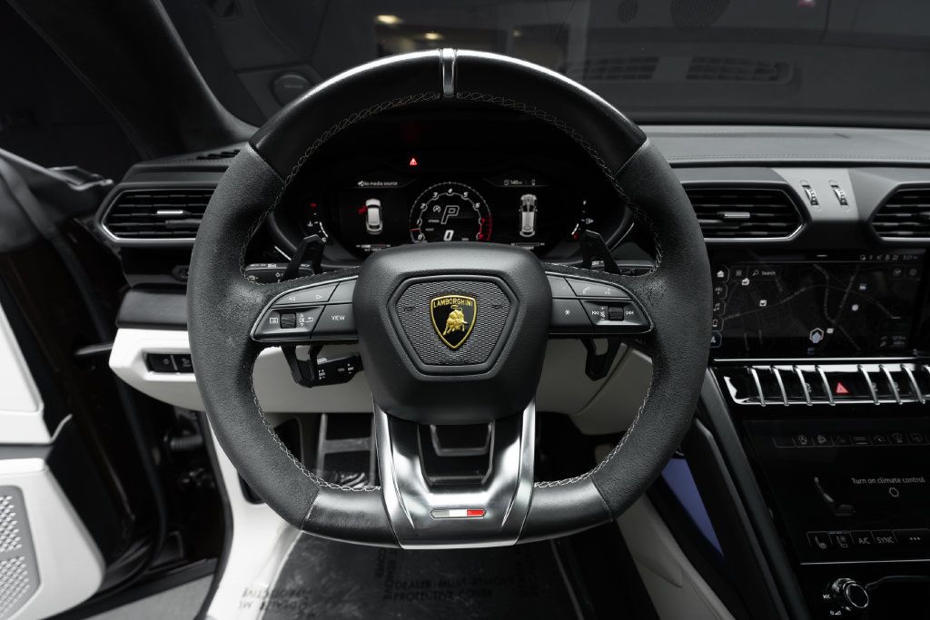 Used 2022 Lamborghini Urus AWD/4WD image 25