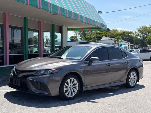 Used 2023 Toyota Camry SE FWD image 1