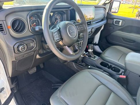 Used 2025 Jeep Gladiator Mojave w/ Convenience Group AWD/4WD image 15