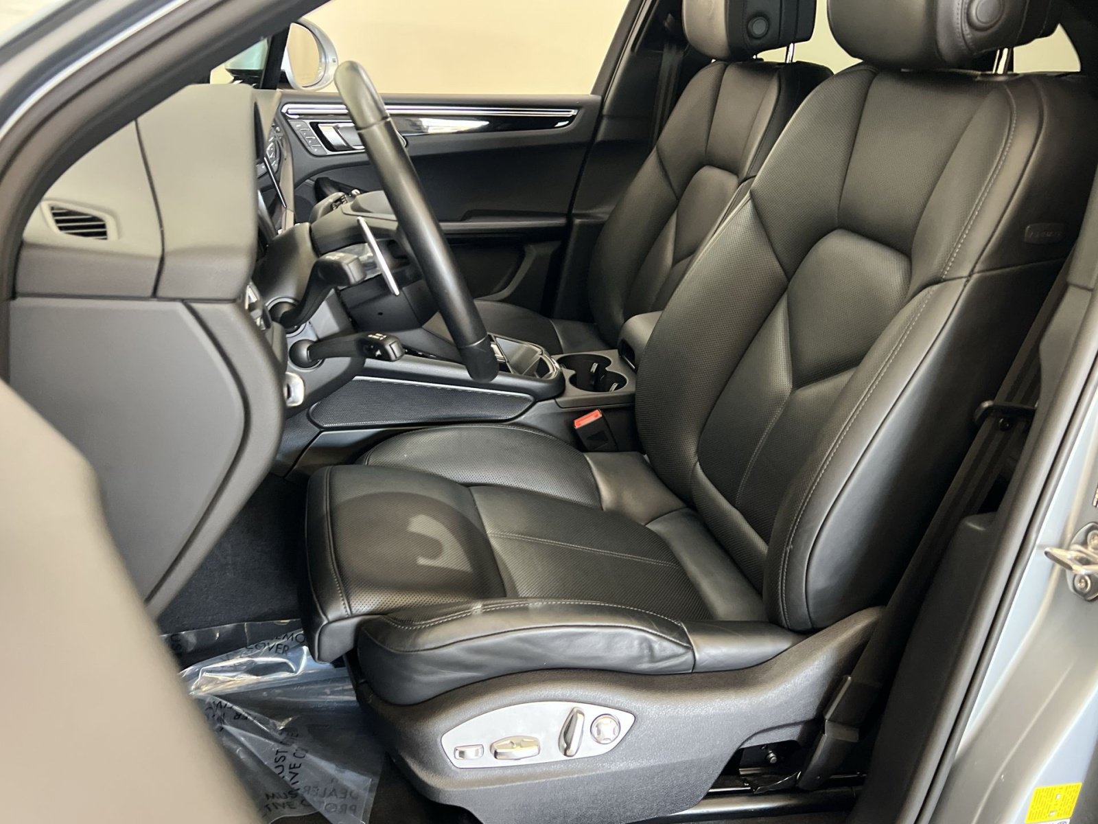 Used 2024 Porsche Macan AWD/4WD image 12