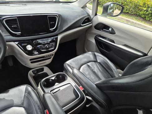 Used 2023 Chrysler Pacifica Touring-L image 13