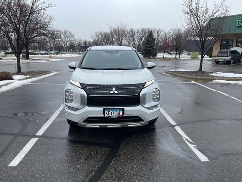 Used 2023 Mitsubishi Outlander SE image 3