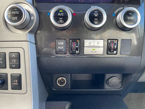 Used 2011 Toyota Sequoia Platinum image 28