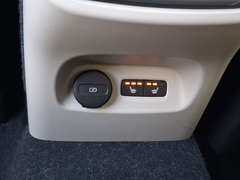 Certified 2024 Volvo XC40 B5 Plus w/ Climate Package image 11