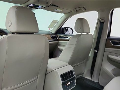Used 2025 Volkswagen Atlas SE image 34