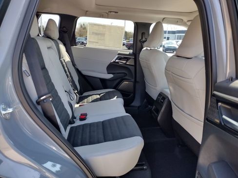 New 2026 Mitsubishi Outlander SE image 11