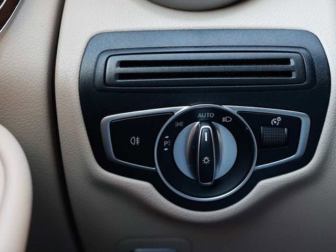 Used 2022 Mercedes-Benz GLC 300 4MATIC image 27