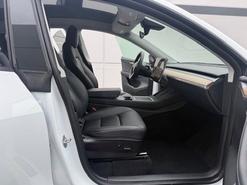 Used 2022 Tesla Model Y Long Range image 12