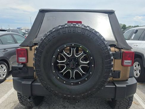 Used 2015 Jeep Wrangler Unlimited Rubicon w/ Connectivity Group AWD/4WD image 7