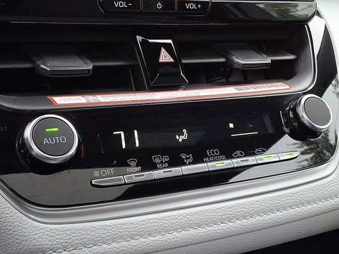 Certified 2025 Toyota Corolla SE w/ SE Premium Package FWD image 17