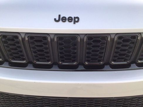 Used 2024 Jeep Grand Cherokee Altitude image 32