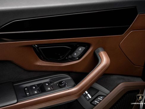 Used 2025 Lamborghini Urus SE image 20