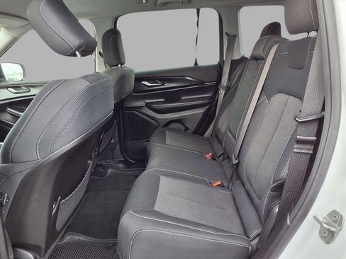 Used 2023 Jeep Grand Cherokee Laredo image 23