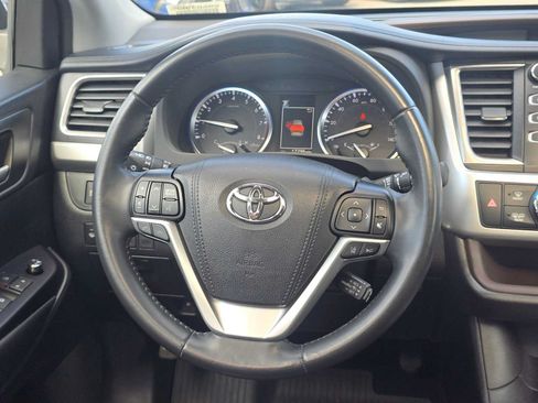 Used 2019 Toyota Highlander XLE AWD/4WD image 16