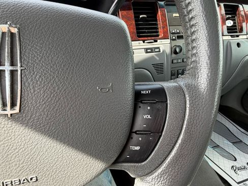 Used 2007 Lincoln Town Car Signature RWD image 22