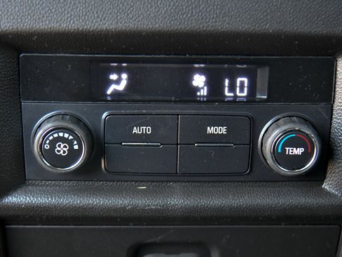 Used 2023 Chevrolet Traverse LT FWD image 42