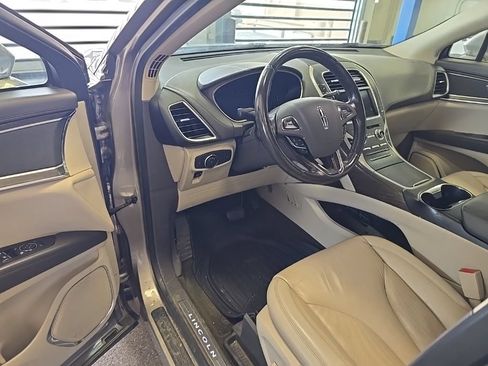 Used 2018 Lincoln MKX Select w/ Select Plus Package AWD/4WD image 5