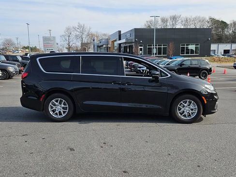 New 2026 Chrysler Pacifica Select image 10