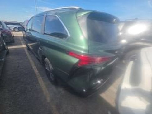 Used 2025 Toyota Sienna Platinum AWD/4WD image 5