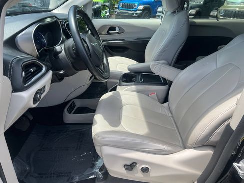 Used 2021 Chrysler Pacifica Touring-L FWD image 16