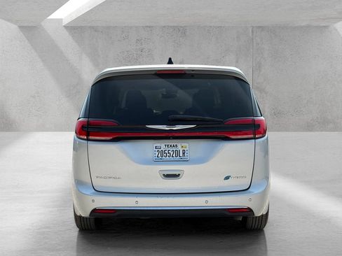Used 2023 Chrysler Pacifica Touring-L FWD image 6