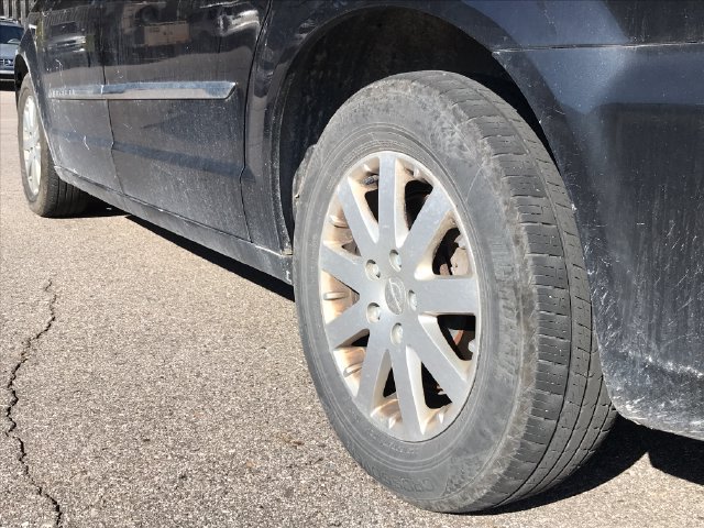 Used 2016 Chrysler Town & Country Touring FWD image 10