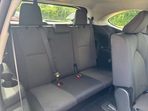Used 2025 Toyota Highlander LE FWD image 30