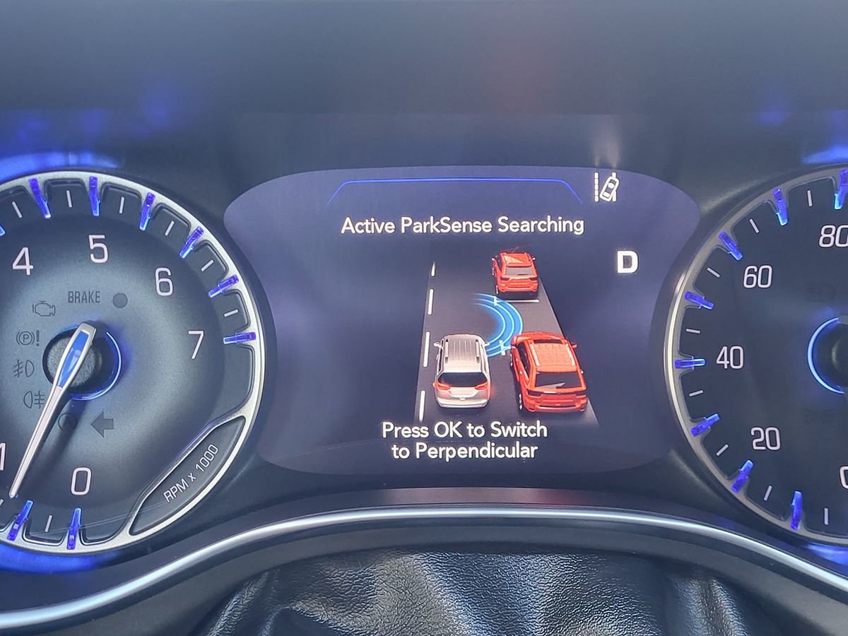 Used 2019 Chrysler Pacifica Limited w/ Advanced Safetytec Group FWD image 27
