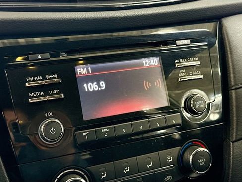 Used 2017 Nissan Rogue S image 15