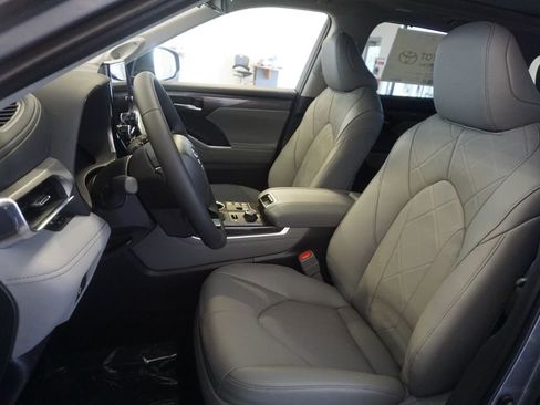 New 2026 Toyota Highlander Platinum AWD/4WD image 24