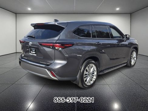 Used 2025 Toyota Highlander Platinum image 3