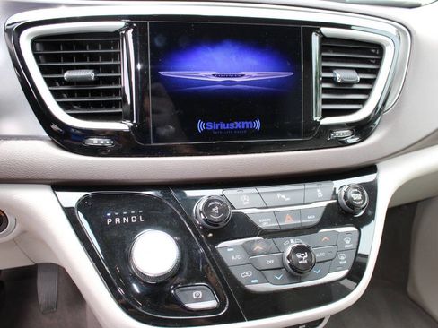 Used 2017 Chrysler Pacifica Touring-L w/ Tire & Wheel Group FWD image 15