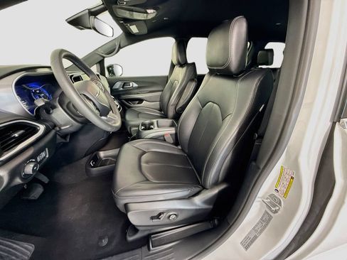 Used 2025 Chrysler Pacifica Select FWD image 19