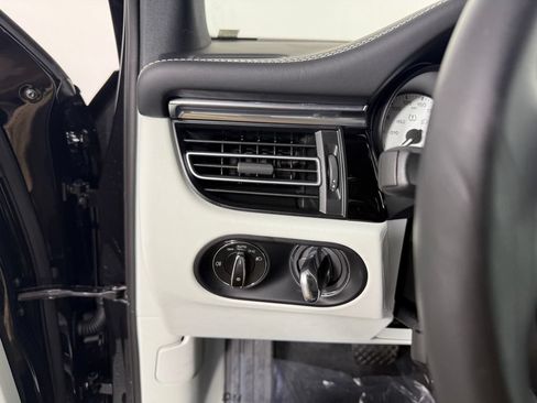 Certified 2026 Porsche Macan AWD/4WD image 25