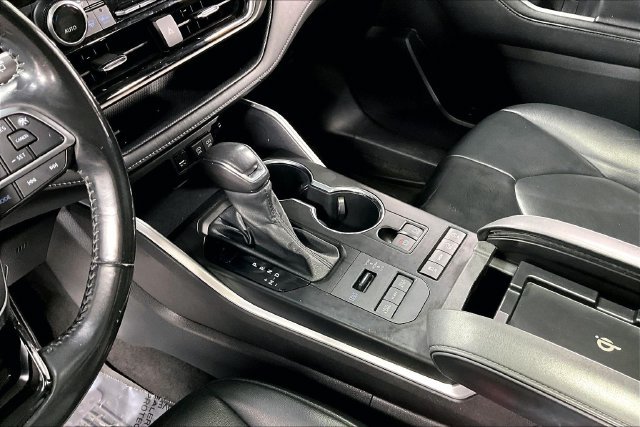Used 2021 Toyota Highlander XLE AWD/4WD image 19
