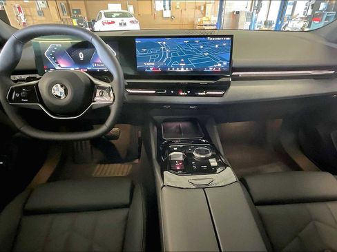 Used 2025 BMW 530i image 5