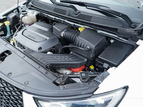 Used 2024 Chrysler Pacifica Touring-L image 36