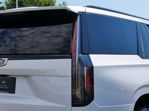 Used 2022 Cadillac Escalade ESV Sport w/ Touring Package AWD/4WD image 15