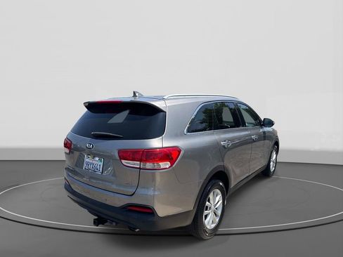 Used 2017 Kia Sorento FWD w/ LX Convenience Package image 4