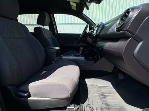 Used 2018 Toyota Tacoma TRD Sport AWD/4WD image 14