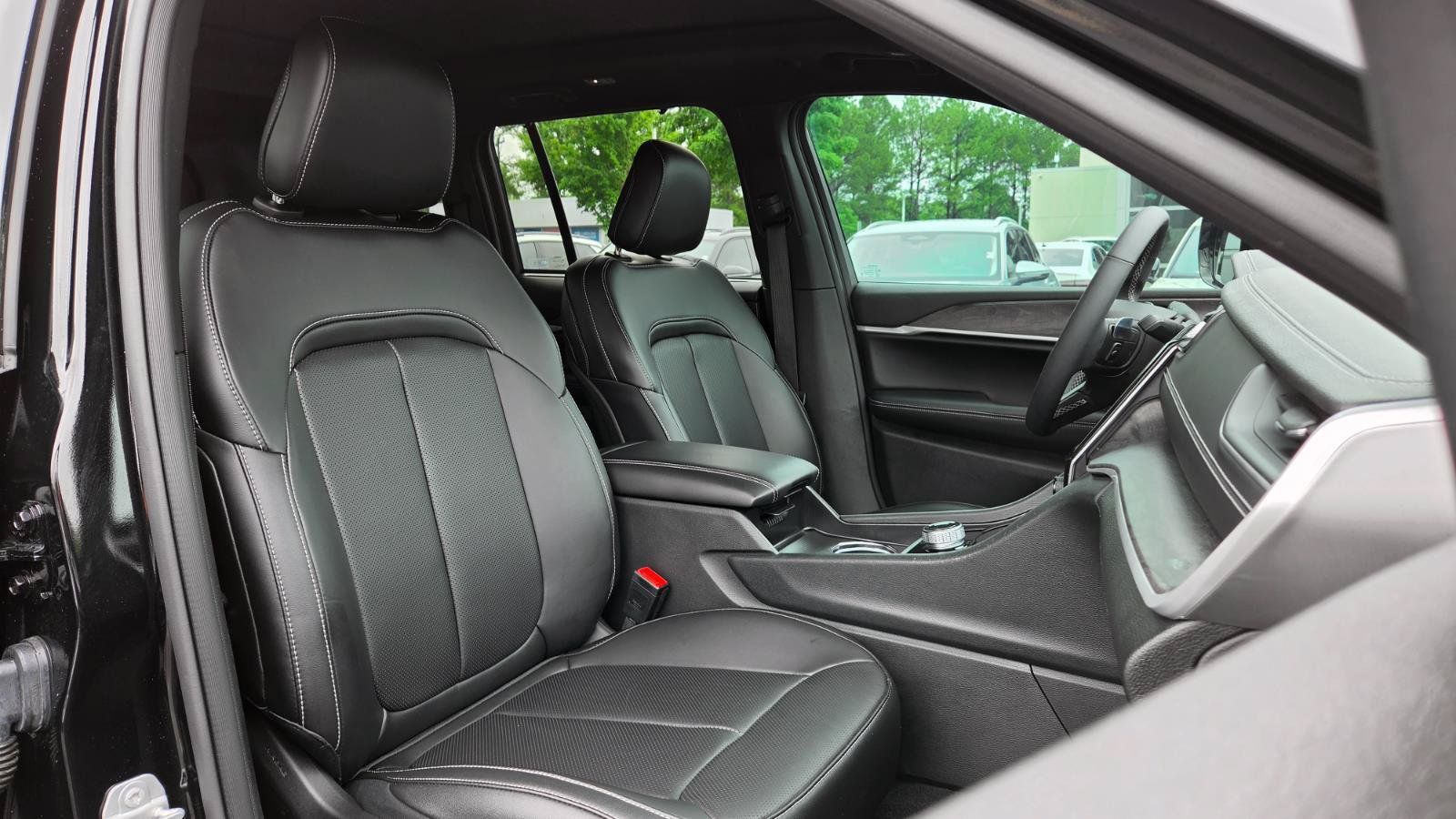 Used 2025 Jeep Grand Cherokee Limited w/ Luxury Tech Group II RWD image 56