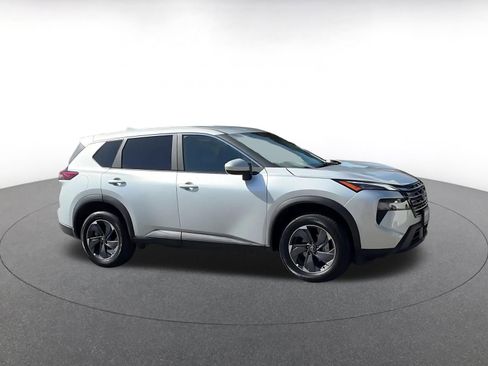 Used 2025 Nissan Rogue SV image 2